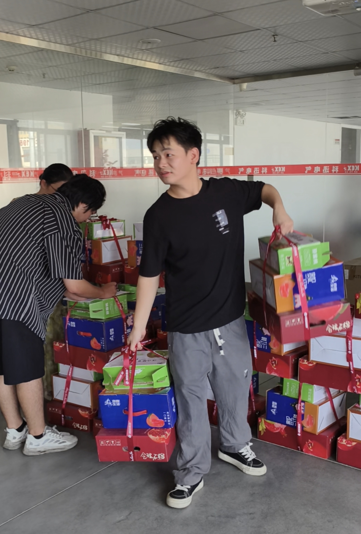 Anlässlich des Mittherbstfestes hat Kexun Electric exquisite Geschenkboxen für jeden Mitarbeiter vorbereitet.