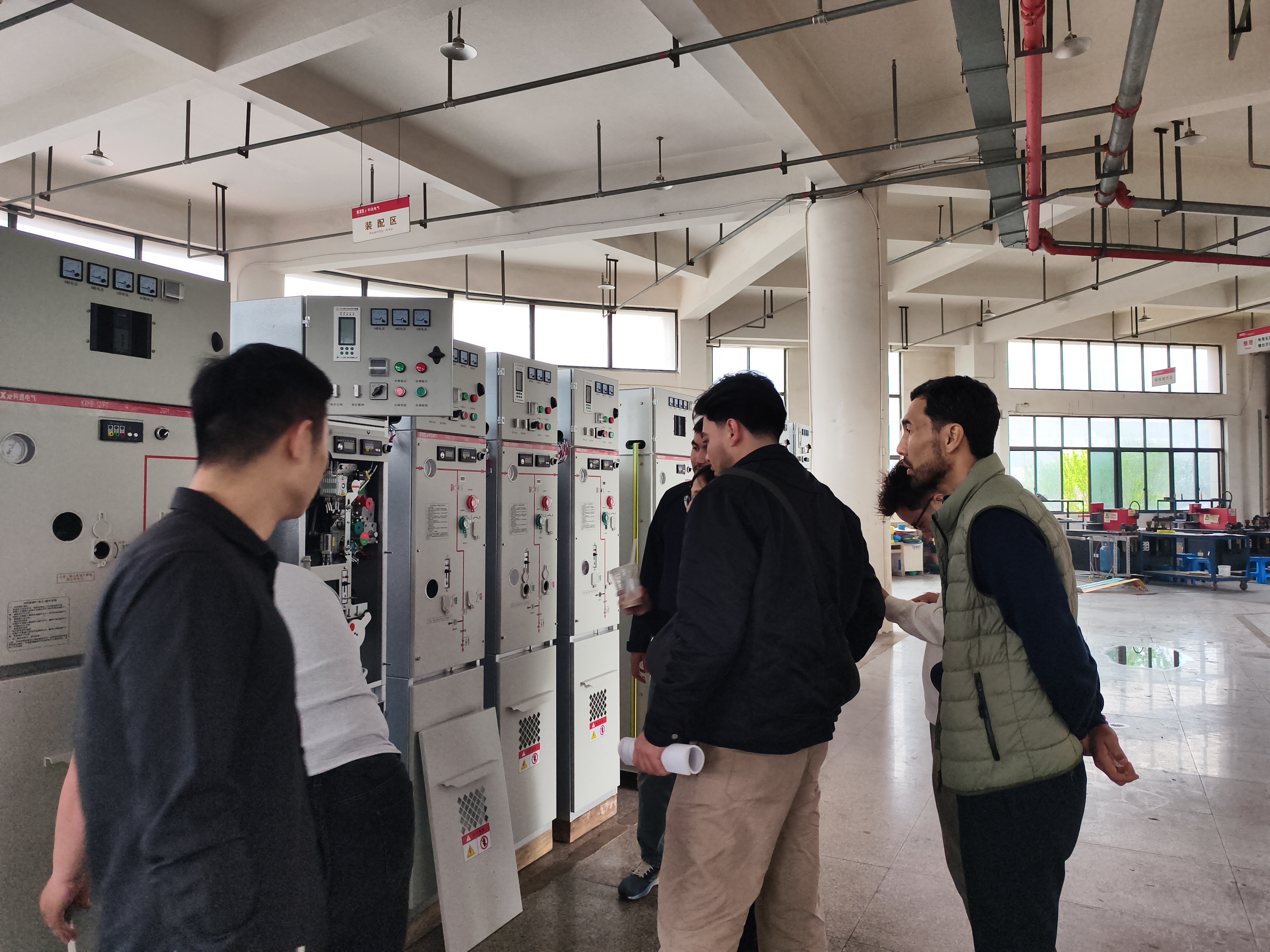 Kunden aus Kasachstan besuchen die Produktionsbasis für Hochspannungs-Stromverteilungsgeräte von Kexun Electric